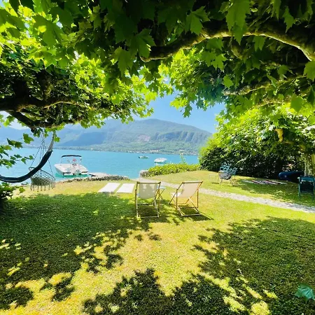 Les Clapotis Pieds Dans L Eau Lac D Annecy